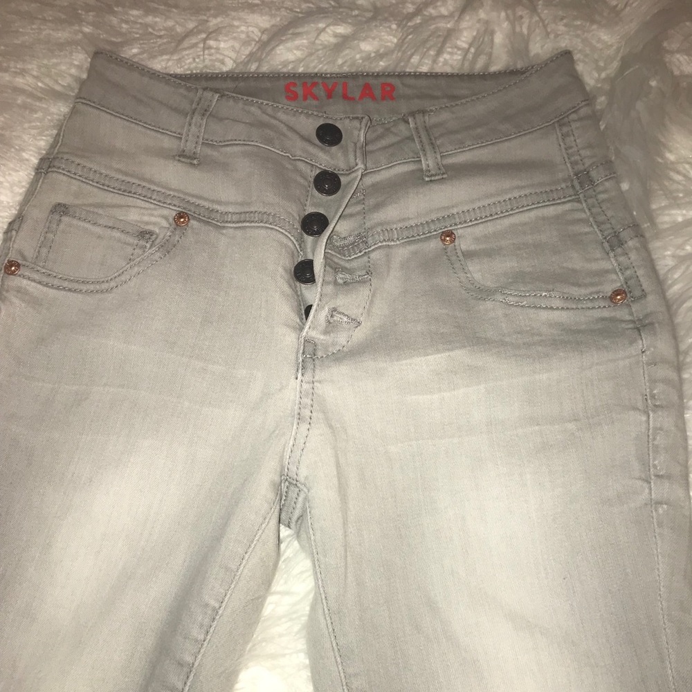 High-waisted jeans !!